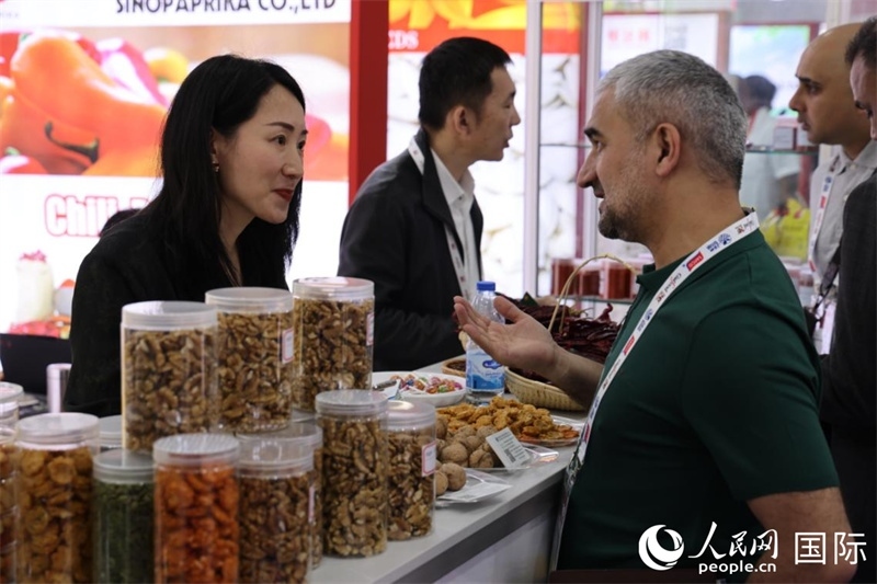 中外商家在第三十屆海灣食品展上交流。人民網(wǎng)記者 張志文攝