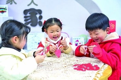 圖為孩子們在老師指導下制作蛇年主題剪紙。 新華社記者 徐昱攝