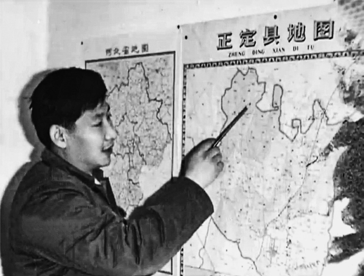 習(xí)近平在辦公室地圖前謀劃正定的發(fā)展。（圖源：《讓群眾過上好日子——習(xí)近平正定足跡》）