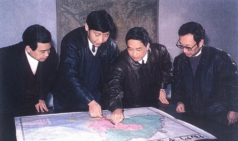 1991年12月，習(xí)近平與同事討論福州市戰(zhàn)略規(guī)劃設(shè)想。（圖源：《習(xí)近平在福州》）