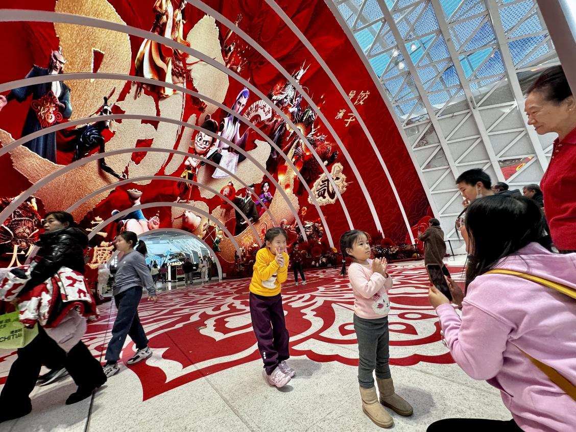乙巳蛇年春節(jié)期間，影迷在《哪吒之魔童鬧?！肪薹笄芭恼沾蚩?。