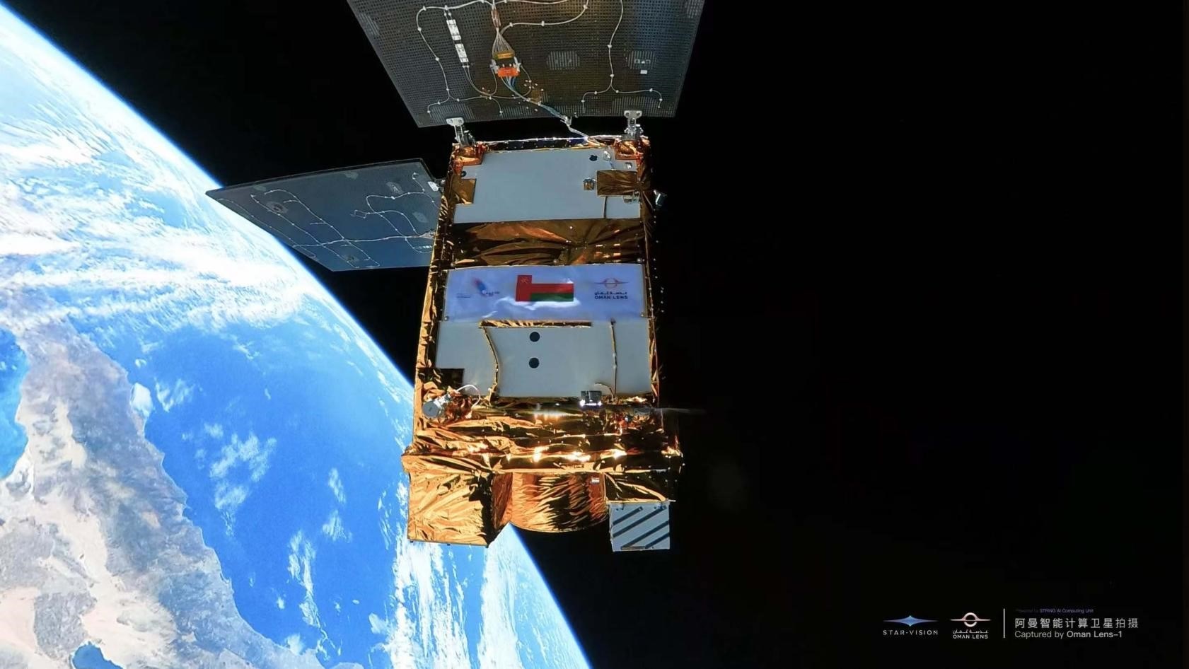 阿曼智能遙感衛(wèi)星一號(hào)近日在太空中自拍。阿曼蘭斯航天公司供圖