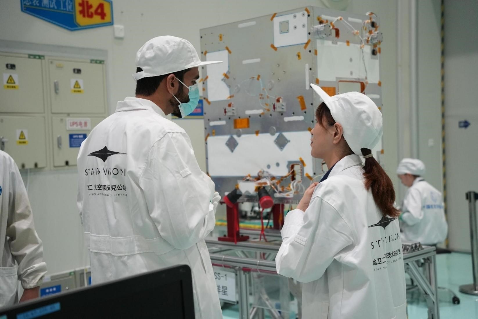 阿曼技術(shù)人員在中國接受培訓(xùn)。阿曼蘭斯航天公司供圖