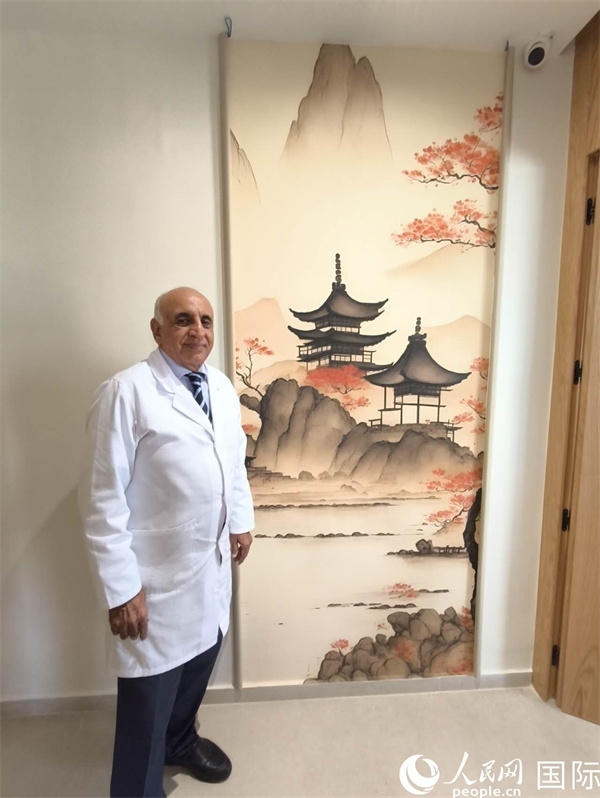 哈利勒的診所中國元素很濃。人民網(wǎng)記者 黃培昭攝