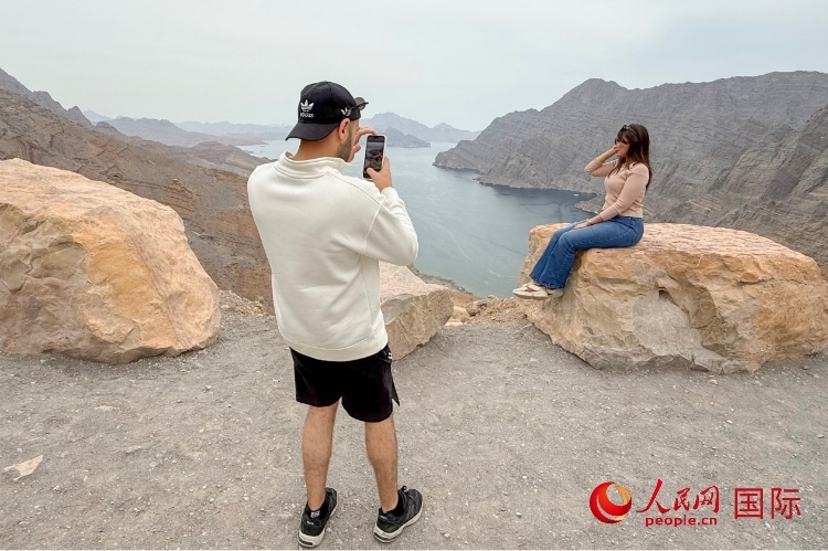 圖為游客參觀阿曼北部穆桑代姆峽灣。人民網(wǎng) 塔里克·易卜拉欣攝