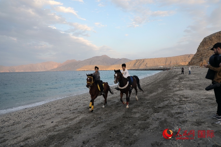 圖為游客在穆桑代姆一處海灘公園休閑玩耍。人民網(wǎng)記者 沈小曉攝