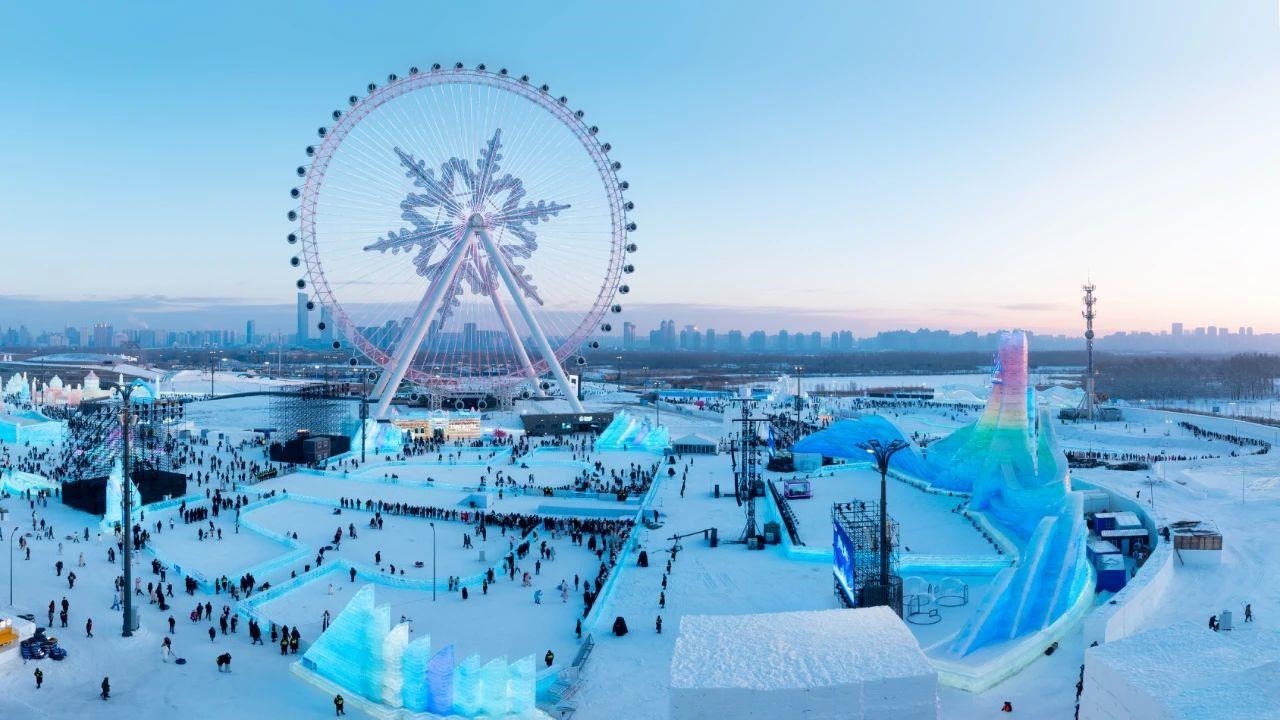 △哈爾濱冰雪大世界吸引游客前來(lái)打卡。