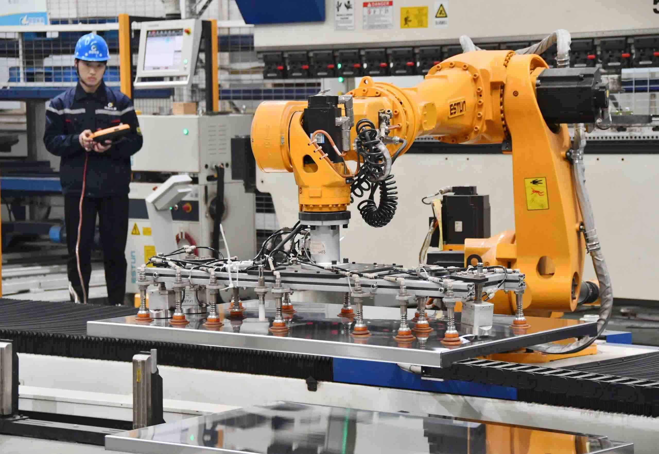 △2025年2月21日，河北邯鄲永年區(qū)工業(yè)園區(qū)的一家企業(yè)，工人正在操控工業(yè)機(jī)器人作業(yè)。