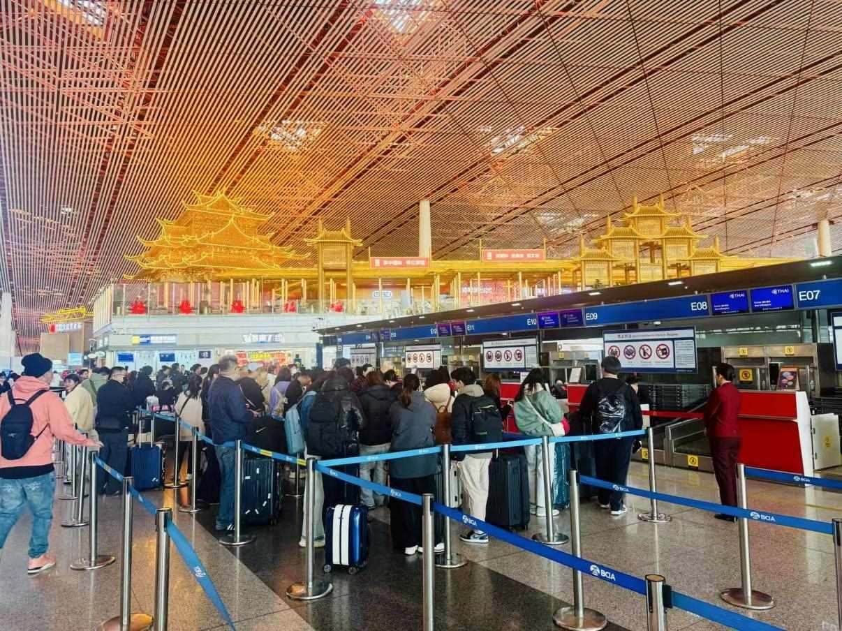 旅客在首都機場值機柜臺辦理乘機手續(xù)。人民網(wǎng)記者 喬雪峰攝