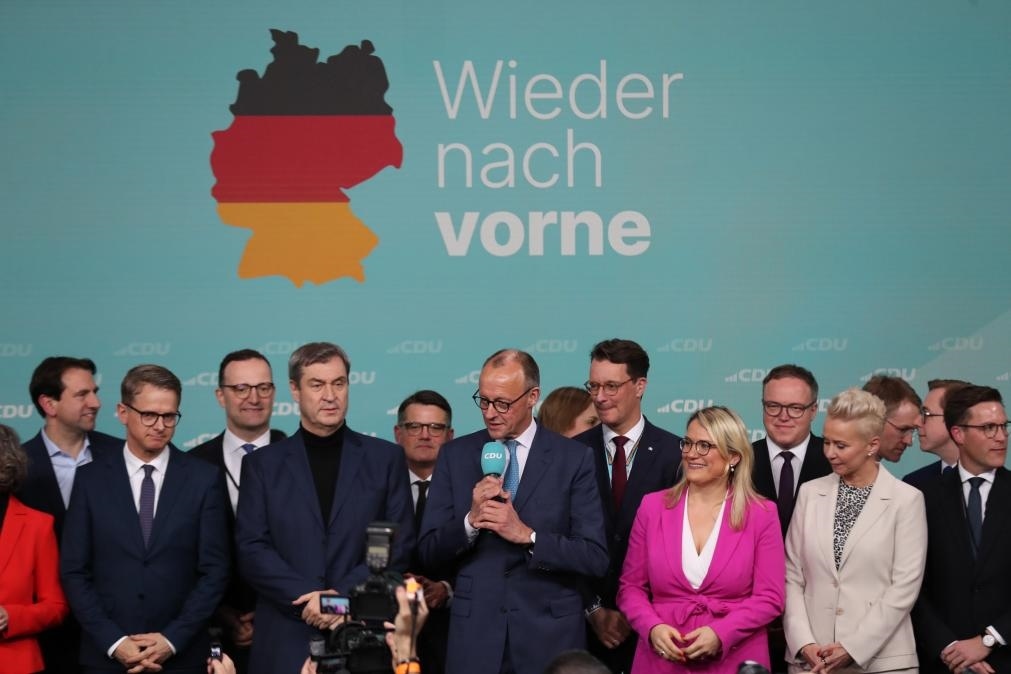 2月23日，在德國柏林的基督教民主聯(lián)盟總部，聯(lián)盟黨總理候選人默茨（中）在出口民調(diào)顯示領(lǐng)先后接受祝賀。新華社記者杜哲宇攝