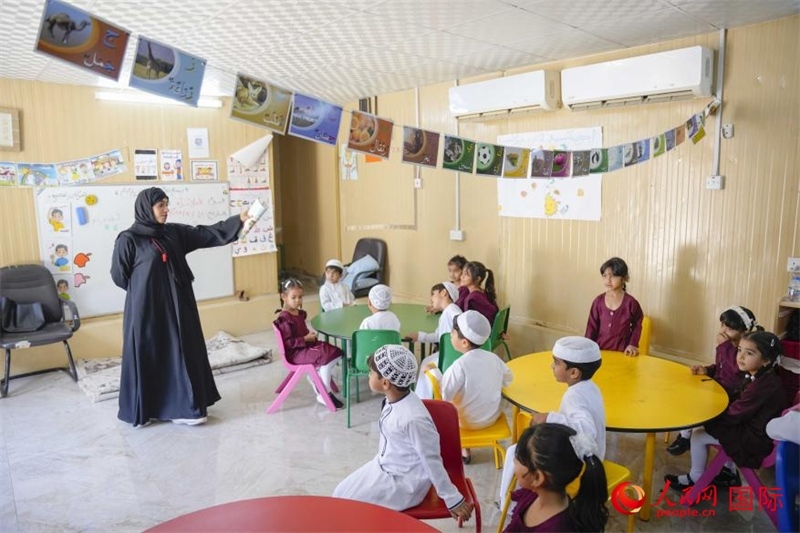 在庫姆扎爾的學校，老師正在給孩子們上課。人民網(wǎng) 塔里克·易卜拉欣攝