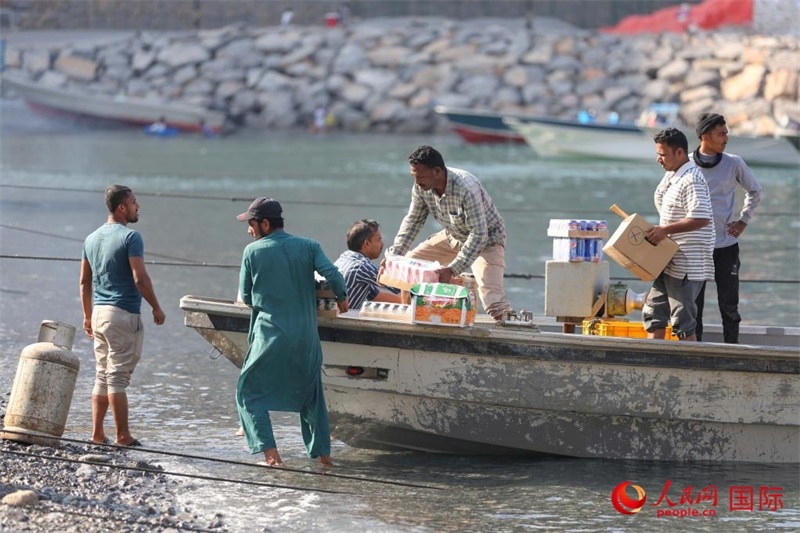 當?shù)厝藗冊谶\送生活物資。人民網(wǎng) 塔里克·易卜拉欣攝