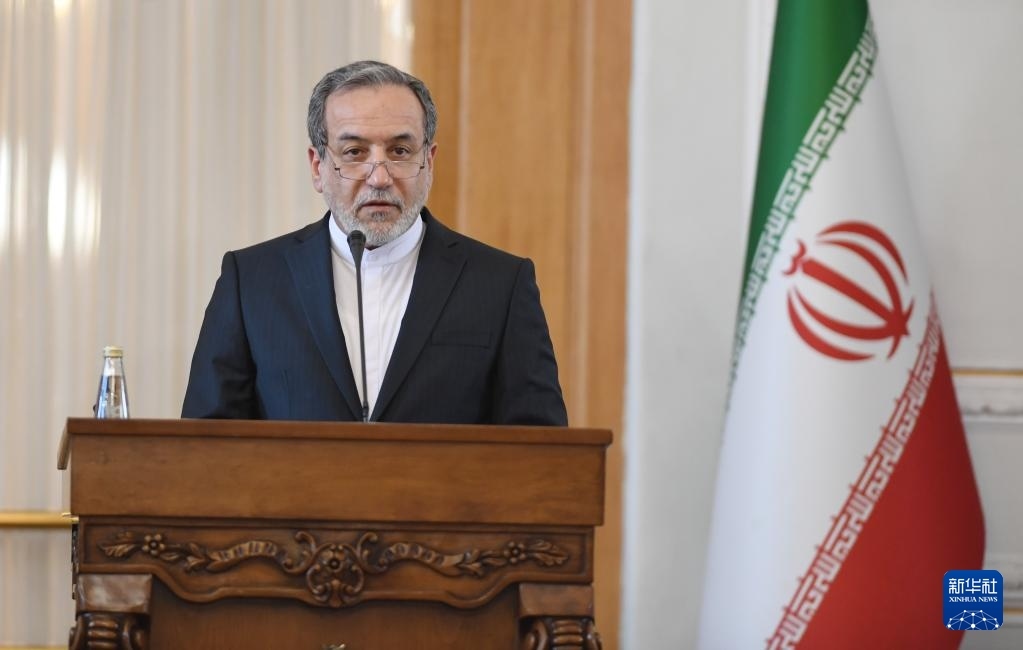 2月25日，在伊朗德黑蘭，伊朗外交部長(zhǎng)阿拉格齊出席聯(lián)合新聞發(fā)布會(huì)。新華社記者 沙達(dá)提 攝