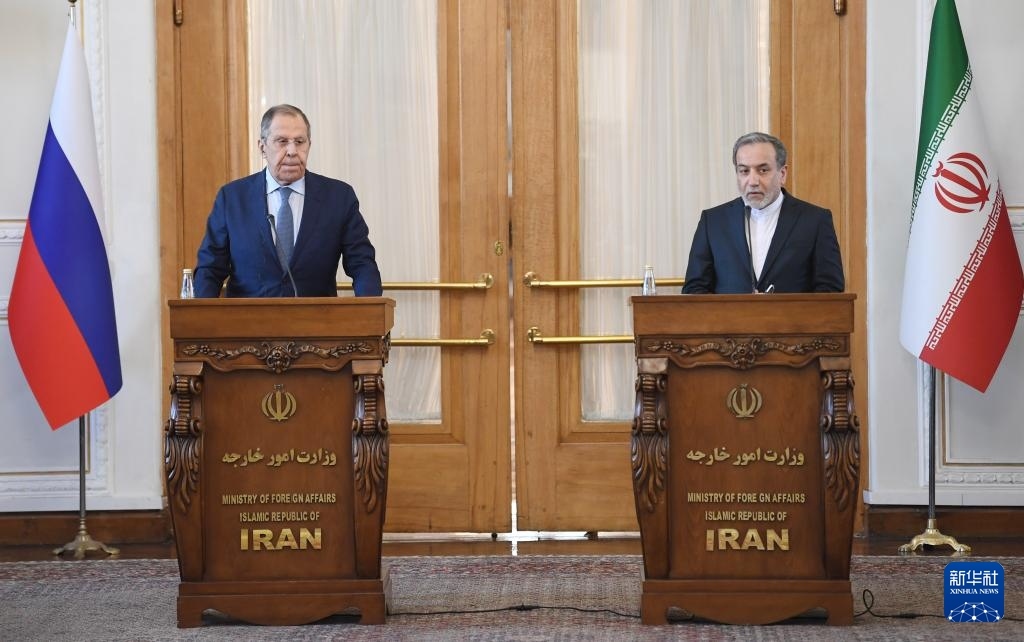 2月25日，在伊朗德黑蘭，伊朗外交部長(zhǎng)阿拉格齊（右）與俄羅斯外長(zhǎng)拉夫羅夫出席聯(lián)合新聞發(fā)布會(huì)。新華社記者 沙達(dá)提 攝