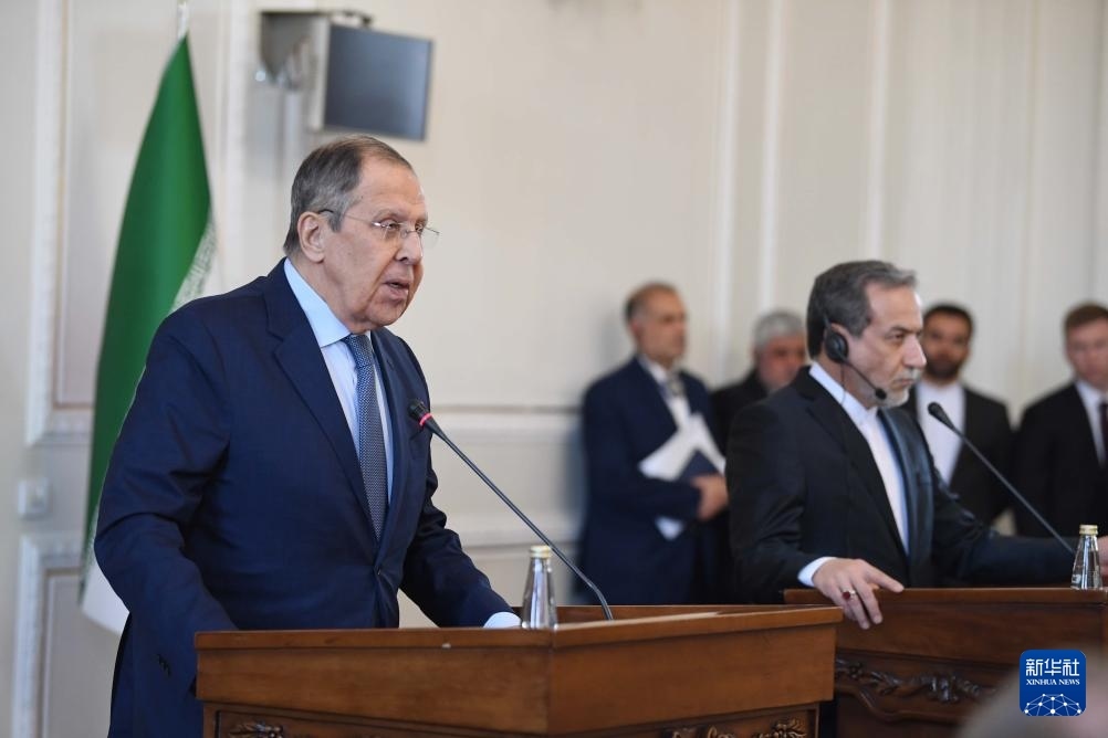 2月25日，在伊朗德黑蘭，俄羅斯外長(zhǎng)拉夫羅夫（左）與伊朗外交部長(zhǎng)阿拉格齊出席聯(lián)合新聞發(fā)布會(huì)。新華社記者 沙達(dá)提 攝