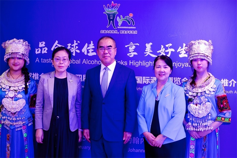 潘慶江總領事與王洪波秘書長合影。（南非貴州商會供圖）