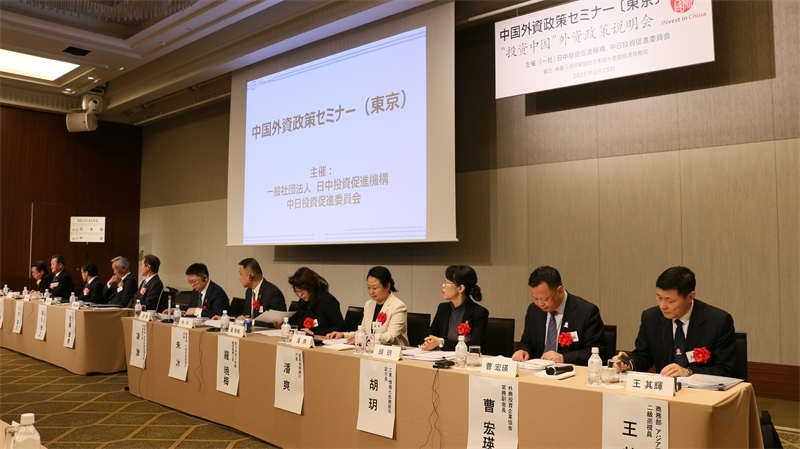 商務(wù)部和工業(yè)和信息化部相關(guān)司局負責(zé)人進行政策說明以及答疑解惑。人民網(wǎng) 許可攝