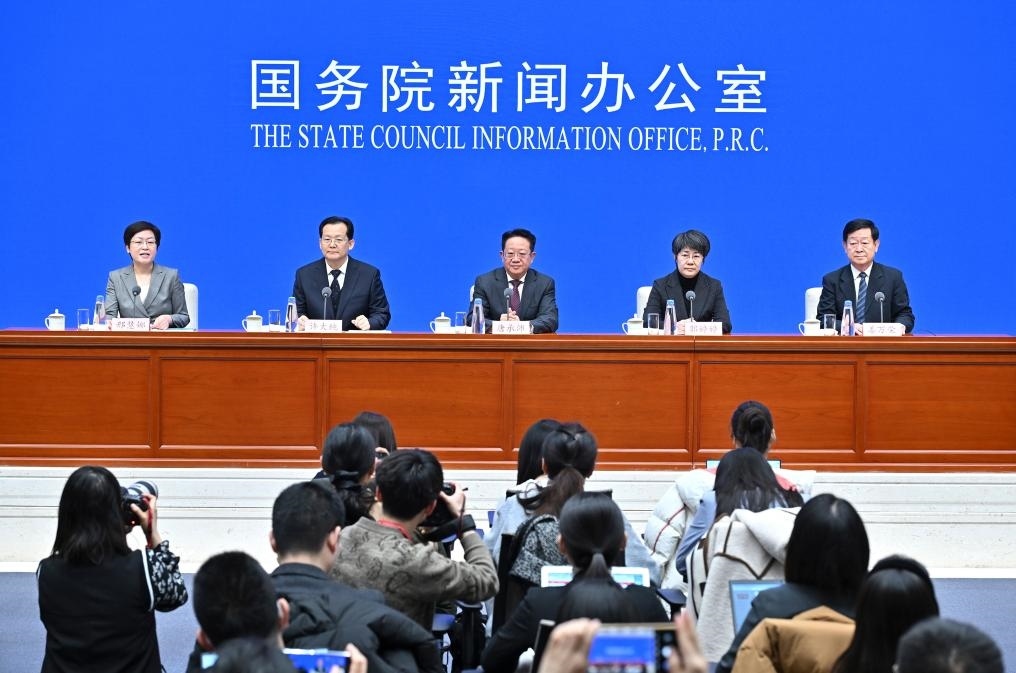 2月28日，國務院新聞辦公室在北京舉行國務院政策例行吹風會，民政部副部長唐承沛、財政部副部長郭婷婷、自然資源部副部長許大純、住房城鄉(xiāng)建設(shè)部副部長姜萬榮和國務院新聞辦公室新聞發(fā)言人介紹2024年國務院部門辦理全國人大代表建議和全國政協(xié)提案工作有關(guān)情況，并答記者問。新華社記者 李鑫 攝