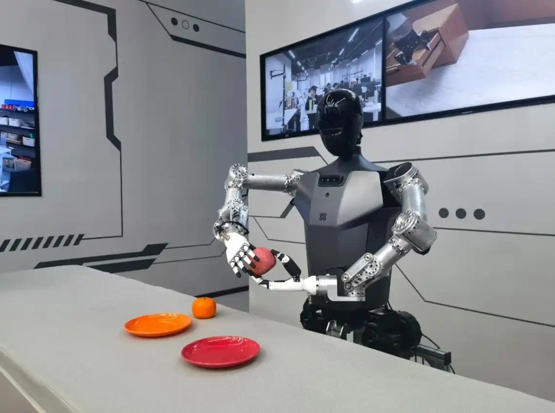 △2025年2月24日，北京“機(jī)器人大世界”展出的機(jī)器人正在完成日常家務(wù)。
