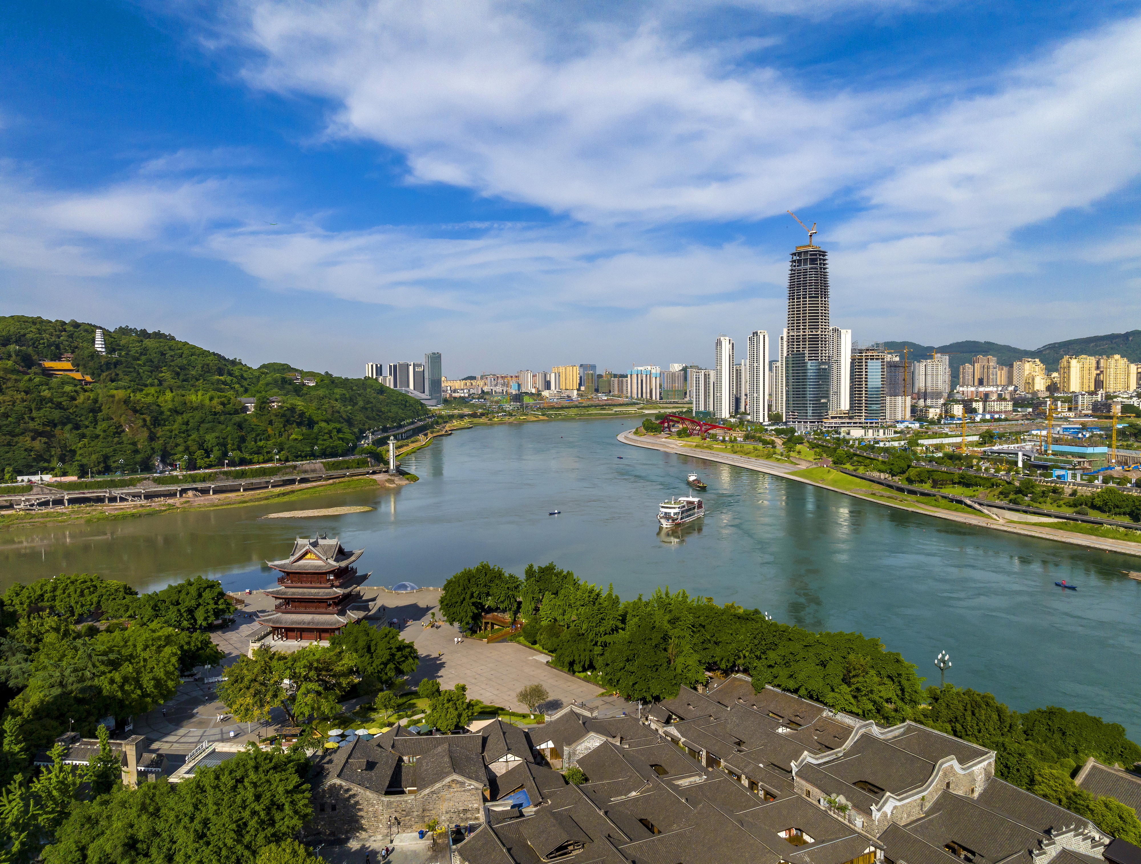 “長江首城”四川宜賓，經(jīng)過長江生態(tài)綜合治理后的三江交匯處風(fēng)光。
