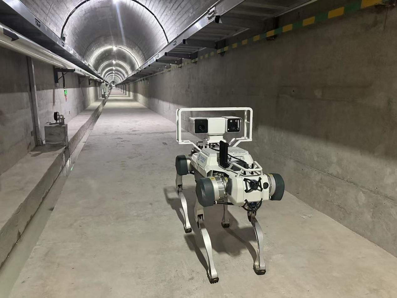 機器人正在對大壩廊道進行巡檢，重點監(jiān)測裂縫，滲水點，積水等。水利部供圖