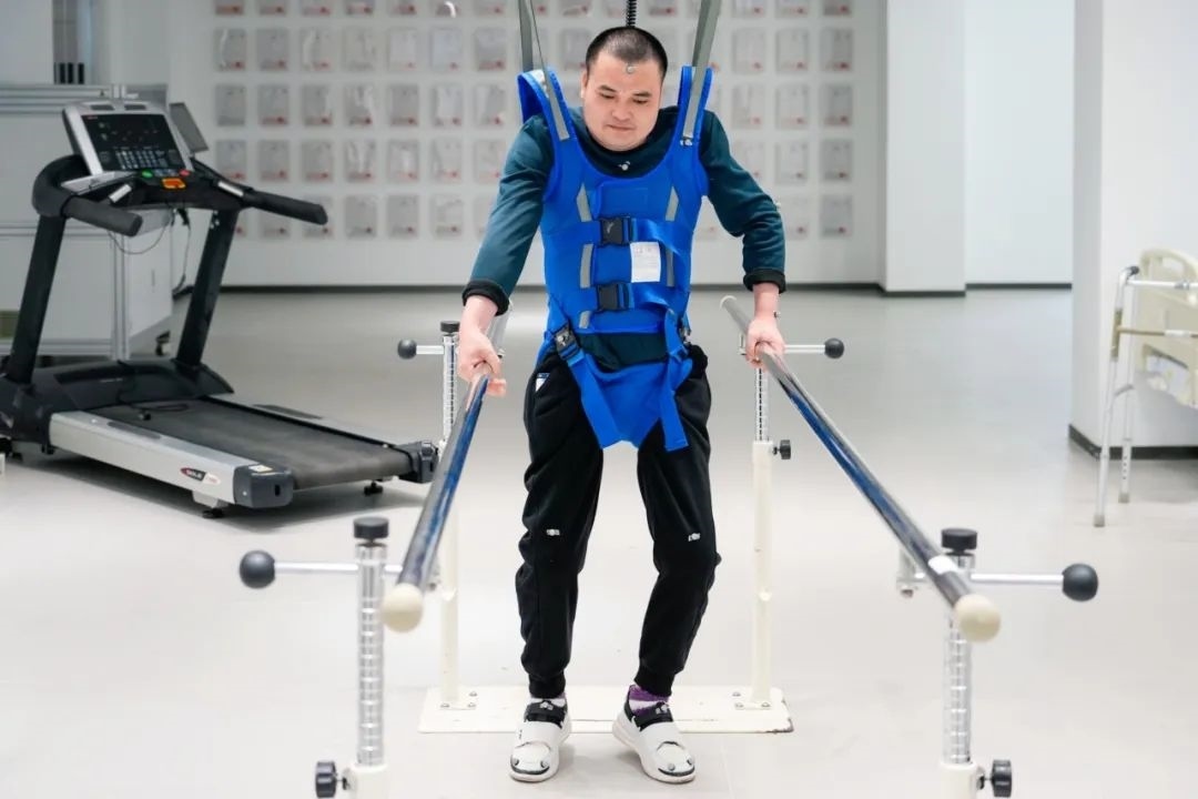 在術(shù)后第14天，患者依靠自身運動意圖行走。復(fù)旦大學供圖