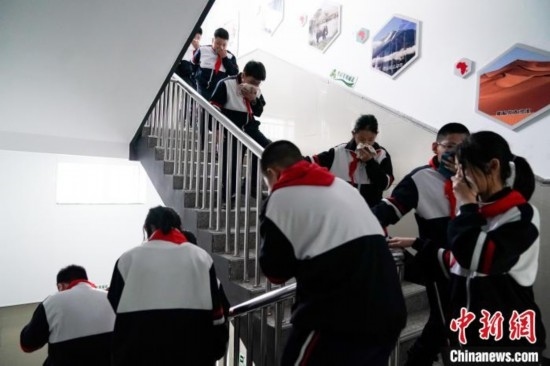  圖為學生們進行應急疏散演練。中新社記者 趙宇航 攝