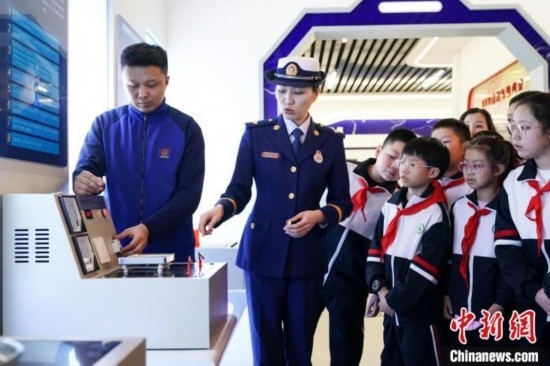 圖為學生們參觀道里區(qū)消防救援大隊消防科普體驗館內(nèi)電器火災演示實驗臺。中新社記者 趙宇航 攝