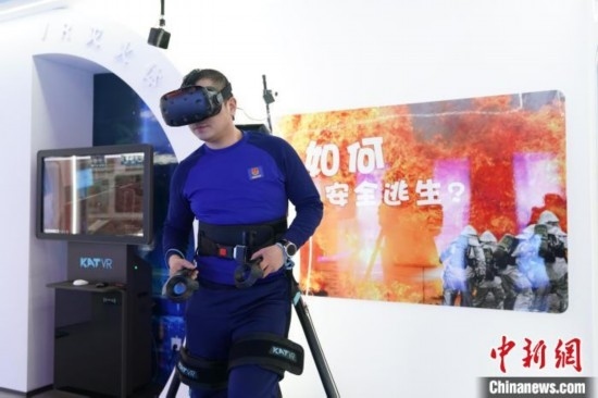 圖為消防員利用VR展示火災如何逃生。中新社記者 趙宇航 攝