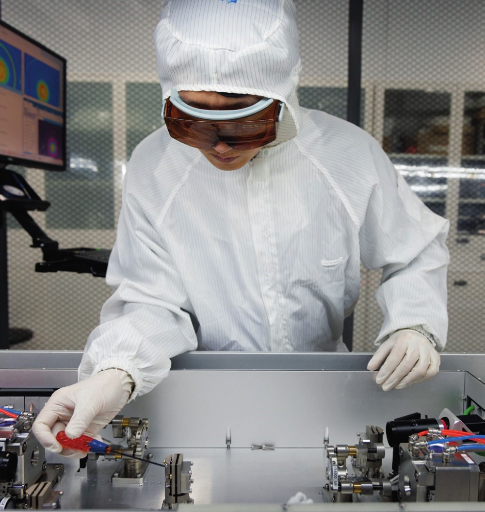 科研人員在廣東東莞阿秒科學(xué)中心實驗室調(diào)試高性能激光器（2025年1月10日攝）。金立旺攝/本刊