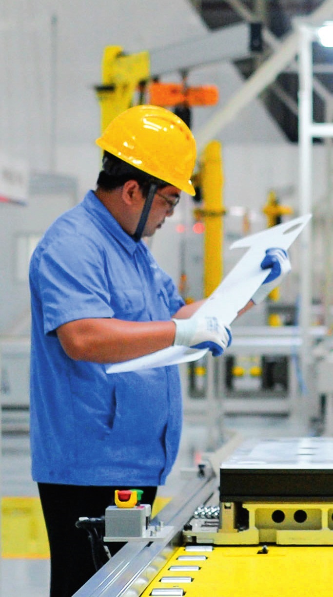 工人在位于廣東珠海的緯景儲能珠?！俺珿工廠”工作（2024年5月19日攝）。李任滋攝/本刊