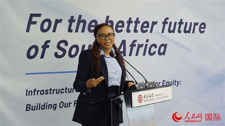 馬塞莫拉女士詳細介紹了南非政府在基礎設施建設方面的最新規(guī)劃和社會公益項目。人民網(wǎng) 劉暢攝
