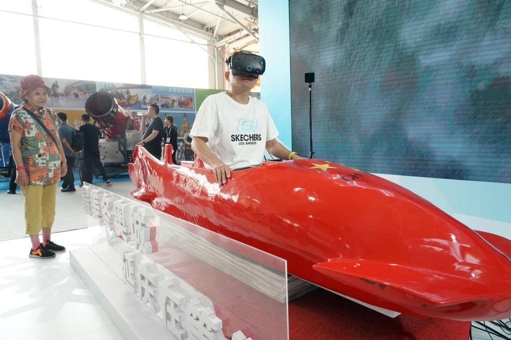 2023年9月15日，觀眾在2023國際冬季運(yùn)動（北京）博覽會現(xiàn)場通過VR設(shè)備體驗(yàn)雪車。新華社記者 任超 攝