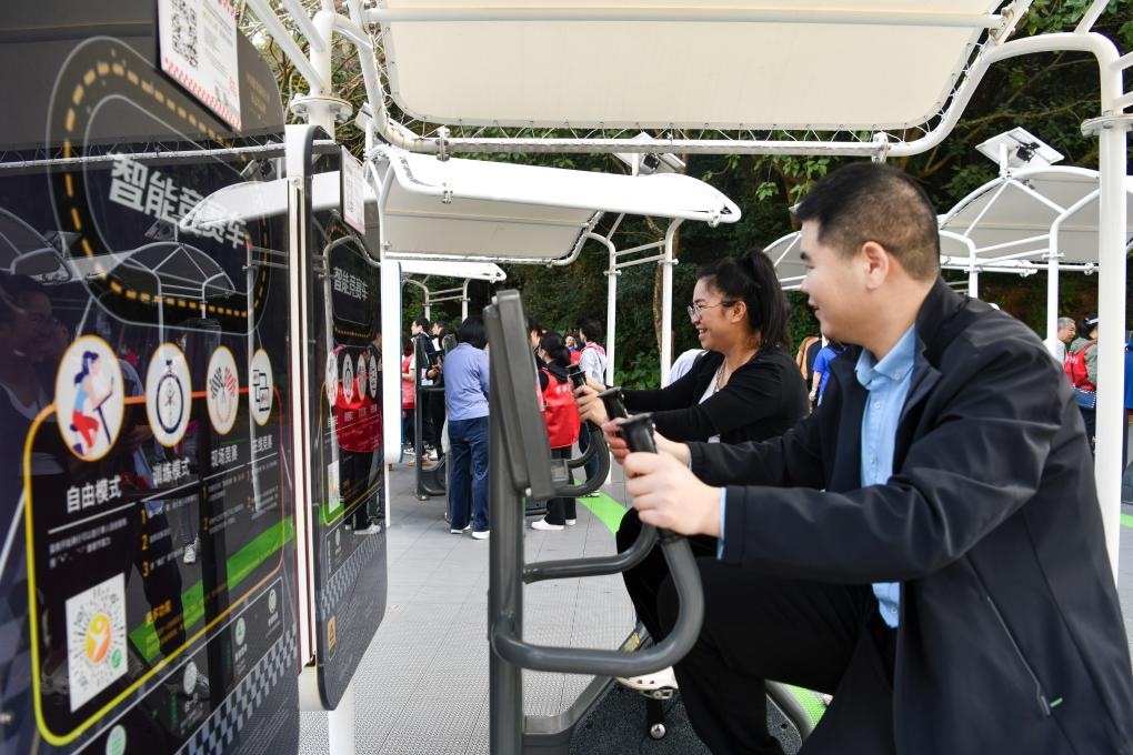 2024年1月20日，市民在蓮花山公園西區(qū)室外智能健身房參加競賽活動。當(dāng)日，深圳市室外智能健身競賽活動舉行。新華社記者 梁旭 攝