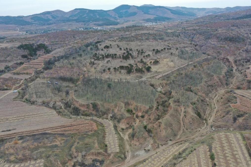 朝陽(yáng)凌源無(wú)白丁遺址群（2024年11月23日攝）。新華社發(fā)（遼寧省文物考古研究院供圖）