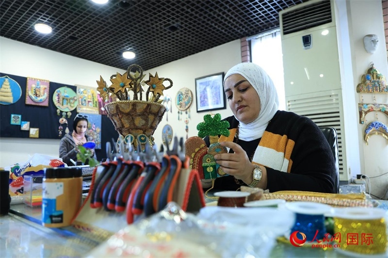 設計師娜達在制作巴比倫時期飾品。人民網(wǎng)伊納斯·易卜拉欣攝
