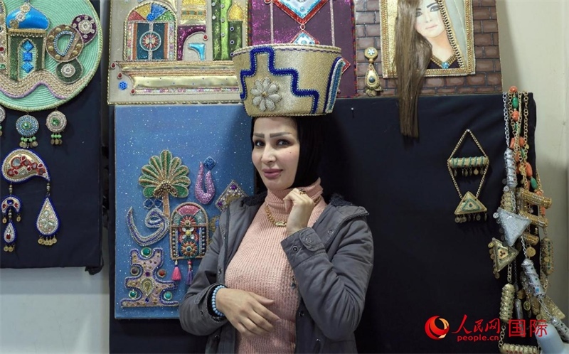 設計師展示亞述國王同款王冠。人民網(wǎng)伊納斯·易卜拉欣攝