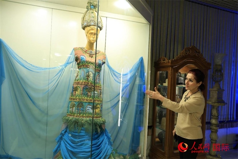 設計師展示服飾。人民網(wǎng)伊納斯·易卜拉欣攝