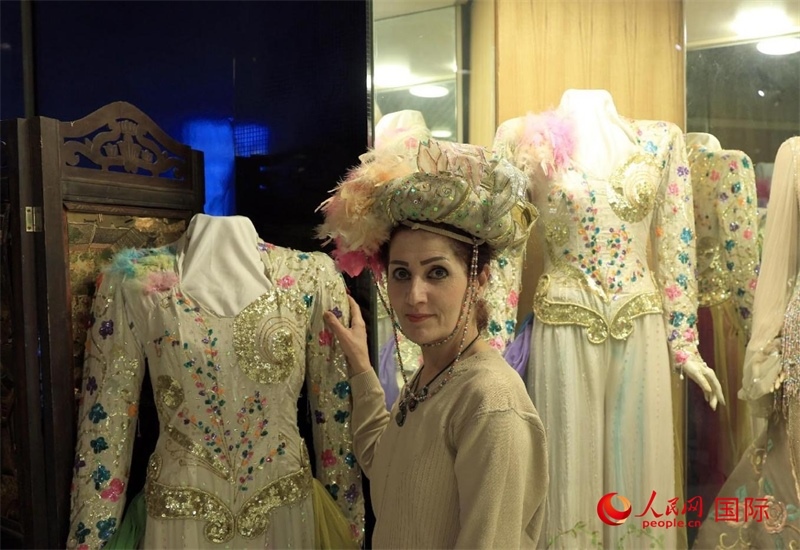 設計師展示阿拉伯阿巴斯王朝時期王冠。人民網(wǎng)伊納斯·易卜拉欣攝