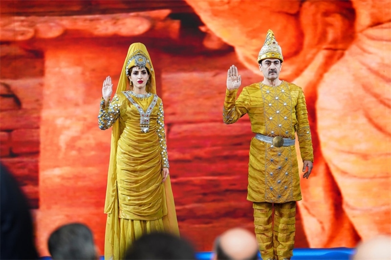 伊拉克時尚館舉辦的時裝展上，模特展示亞述時期服飾。伊拉克時尚館供圖