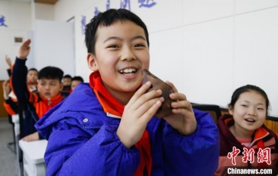 圖為學(xué)生在“國寶音樂會(huì)”社教課中體驗(yàn)吹陶塤。中新社記者 馬銘言 攝