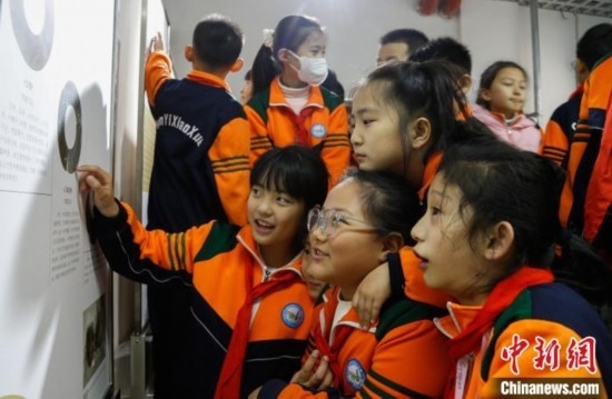 圖為學(xué)生參觀青海省博物館“1+3”主題流動(dòng)展覽，了解在青海喇家遺址出土的齊家文化 · 玉三璜聯(lián)璧。中新社記者 馬銘言 攝