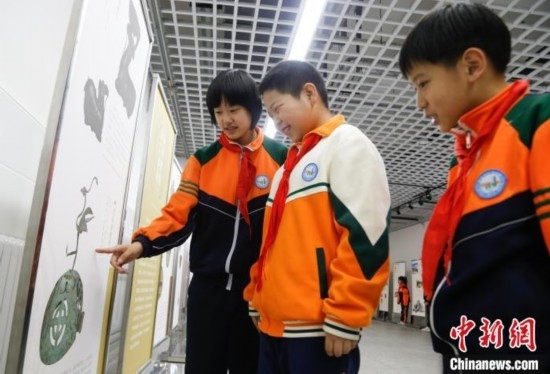 圖為學(xué)生了解出土于青海省西寧市大通回族土族自治縣的漢代鸞鳳銅熏爐蓋。中新社記者 馬銘言 攝