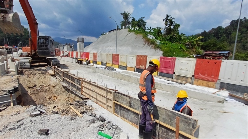 施工現(xiàn)場。 鄧騰亮攝