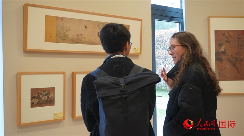 劍橋大學學者參觀宋畫特展。人民網(wǎng) 徐量攝