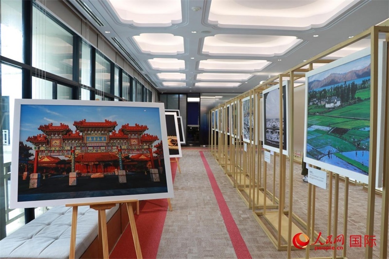 “遇見”攝影展現場。朱瀟逸攝