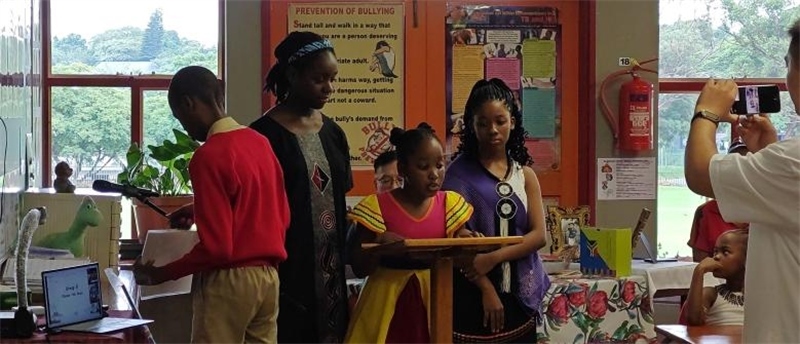 南非學(xué)生介紹南非。