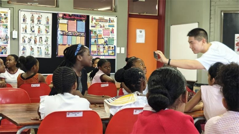 南非學(xué)生現(xiàn)場(chǎng)提問。