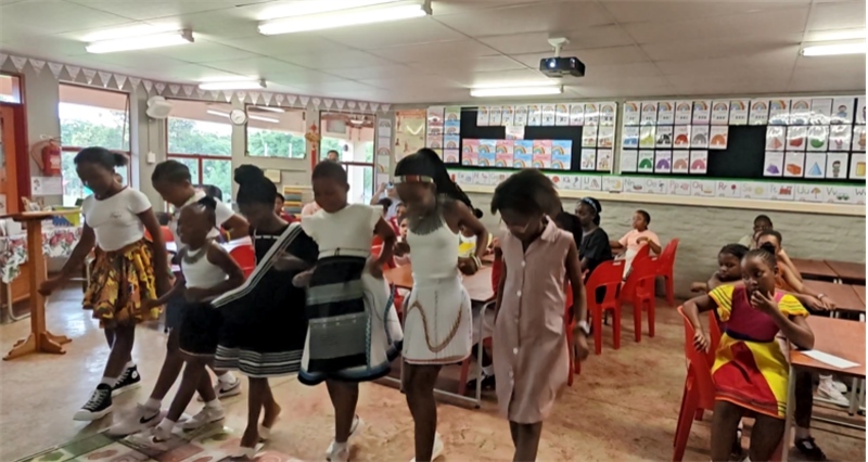 南非學(xué)生表演非洲歌舞，