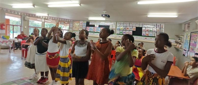 南非學(xué)生展示民族服飾，合唱《聽我說謝謝你》。